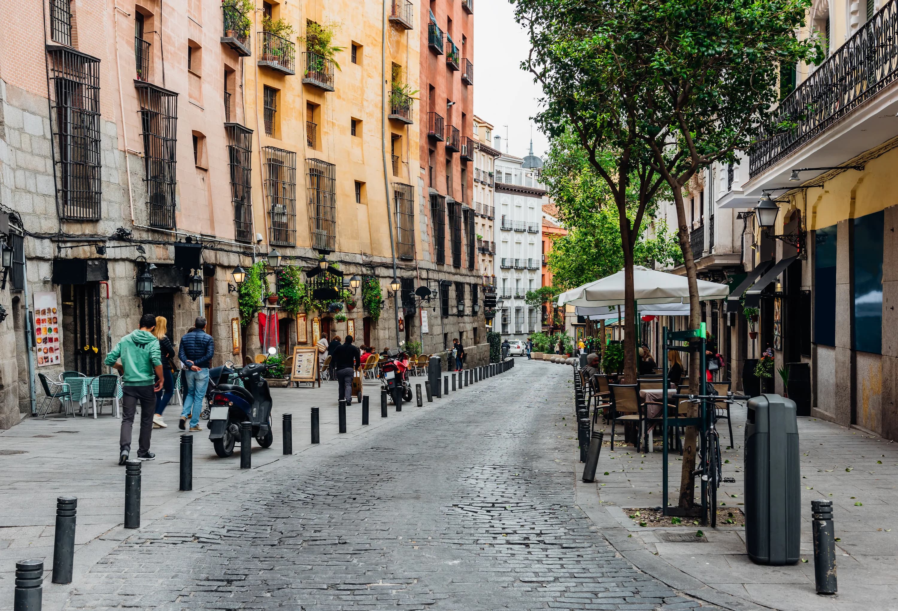 Relocating to Spain from the USA: tips, costs, and visa options